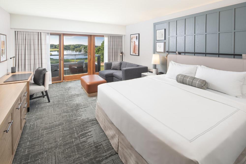 Superior King-Lake and Golf Course View interior